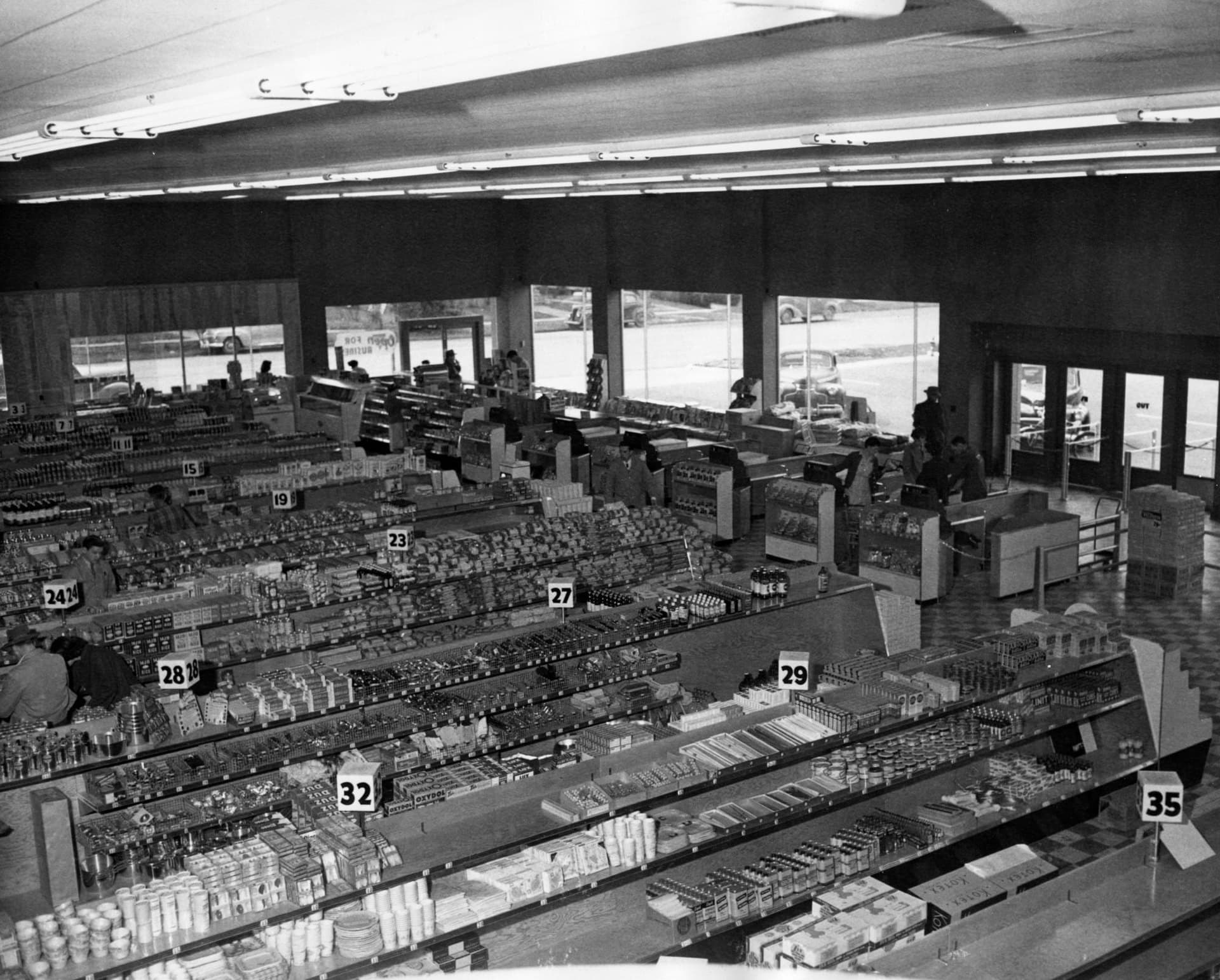 People shopping inside Bergs supermarket around 1950